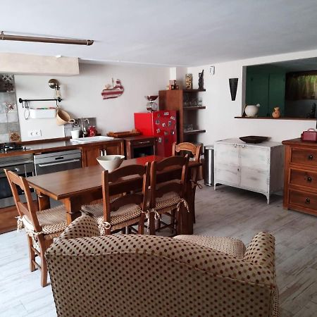 Un Apartamento Vacacional Con Detalles De Un Hogar Mairena del Aljarafe Luaran gambar