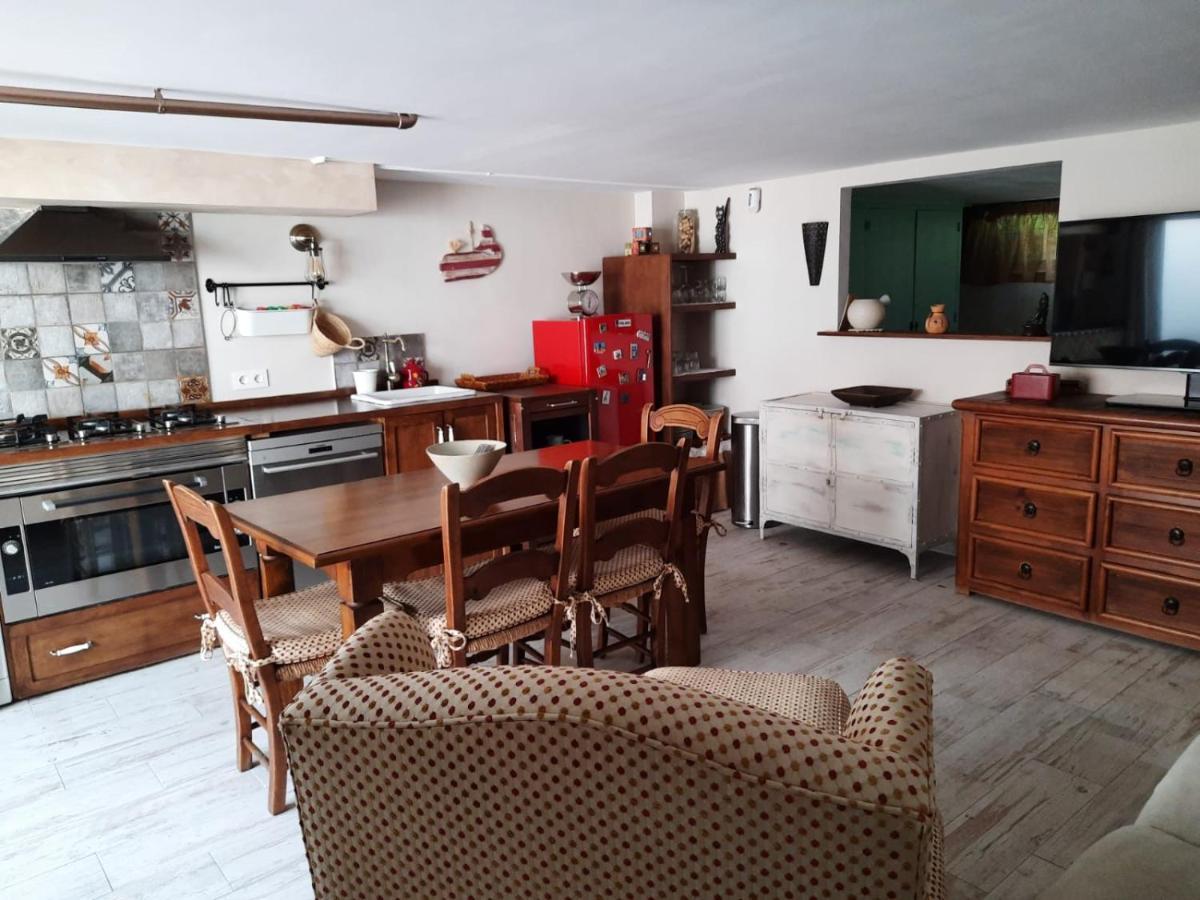 Un Apartamento Vacacional Con Detalles De Un Hogar Mairena del Aljarafe Luaran gambar
