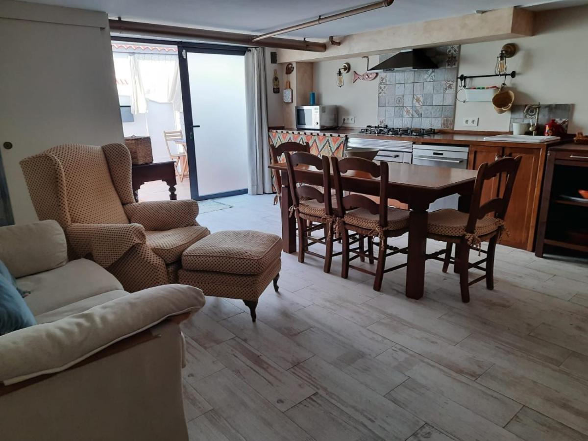 Un Apartamento Vacacional Con Detalles De Un Hogar Mairena del Aljarafe Luaran gambar